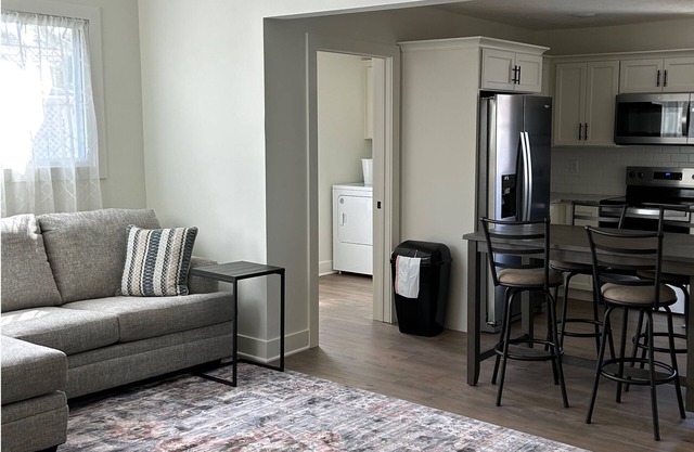 Charming Downtown 2 Bedroom Apartment