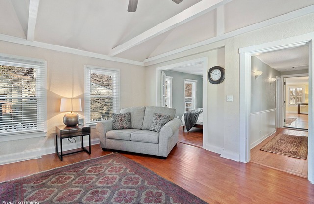Charming Downtown Naperville Farmhouse - 1 Bedroom Guest Suite - Walk to Town