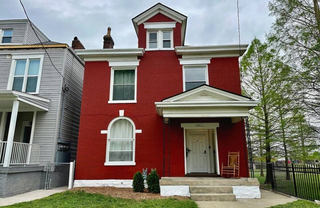 Charming Duplex Near Churchill & UofL Unit B