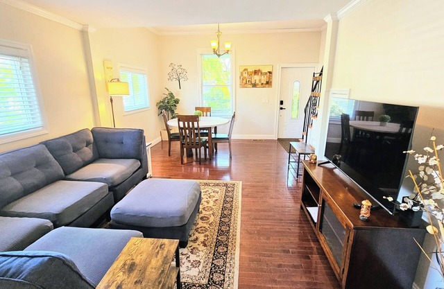Charming duplex with private yard. Close to the beach, dining & shopping!