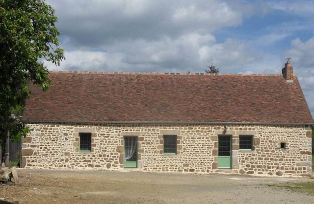 Charming Eco-Friendly 15th Century Cottage with Enclosed Garden and Modern Amenities