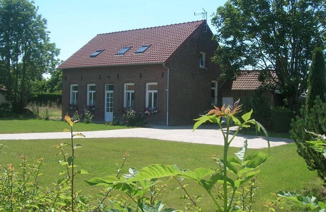 Charming Family-Friendly Cottage in Esquelbecq with Modern Amenities and Large Garden