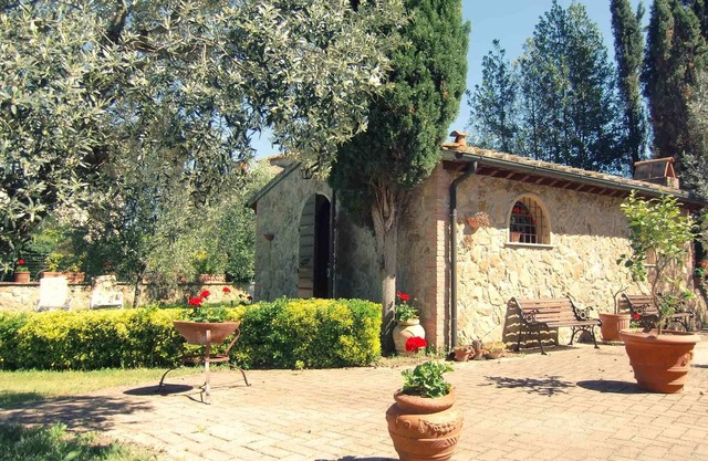 Charming family house in Tuscany. Construction for 2 persons, pool, wifi, garden