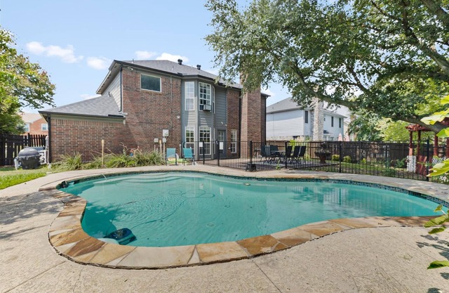 Charming family home with king bed - private pool - fast wifi - ARCADE