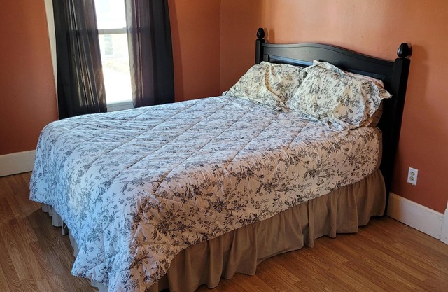 Charming Family Retreat: Walk to Downtown, Movie Theater & More!