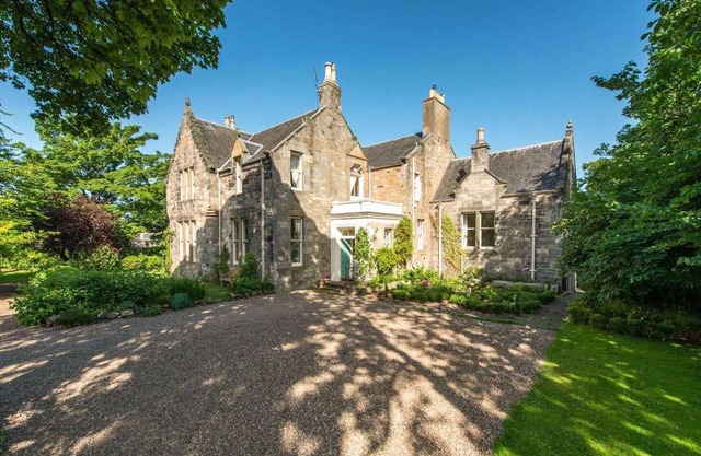 Charming, family sized period Villa 5 minutes from the beach
