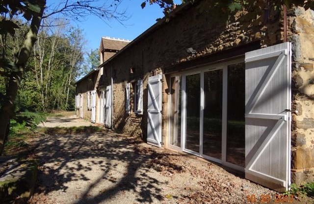 Charming Farmhouse Near Le Mans: Modern Amenities, 5 Bedrooms, BBQ, and Private Terrace