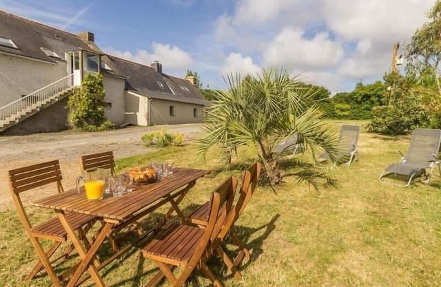 Charming Farmhouse Retreat: Nature, Proximity to Beaches, Modern Comforts & EV Charging