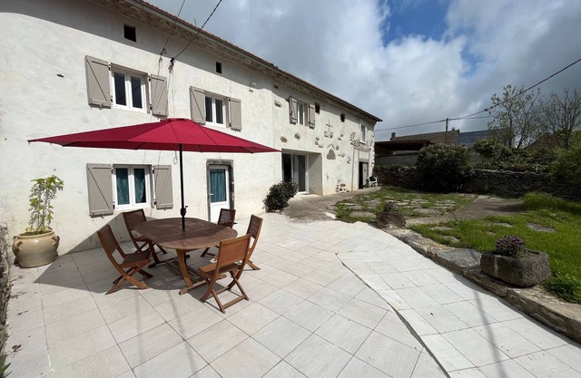 Charming Farmhouse Retreat: Farm Life, Wildlife & Scenic Views, Perfect for Family Holidays