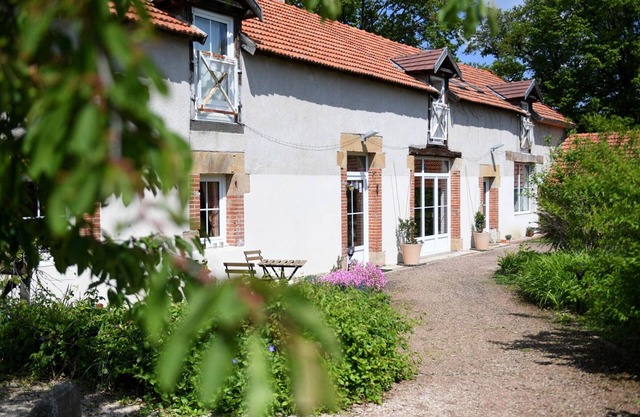 Charming Farmhouse Retreat: Cozy Interiors, Private Garden, Fireplace, WiFi
