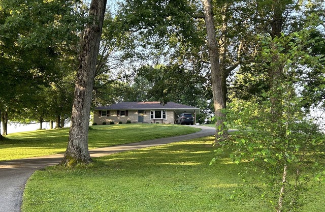 Charming Farmhouse Retreat with Scenic Views, Spacious Yard and Perfect Location