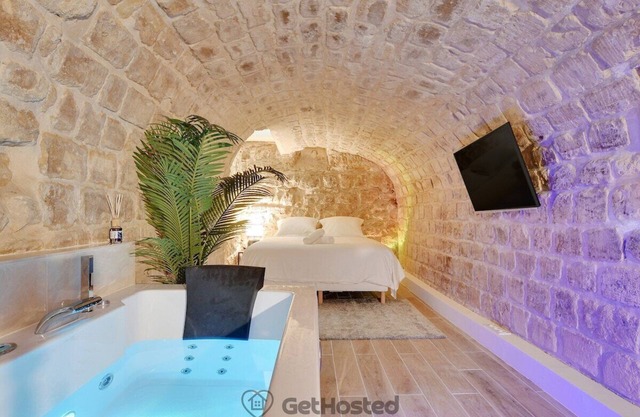 Charming flat with Jacuzzi in the heart of Paris - GetHosted