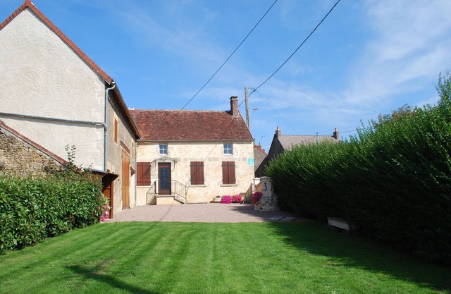 Charming flowery cottage in the heart of the Monts du Nivernais