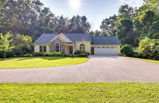 Charming Flushing Cottage w/Deck + Spacious Yard!