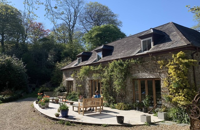Charming former coach house in an idyllic woodland garden, 300m from St Kew Inn.