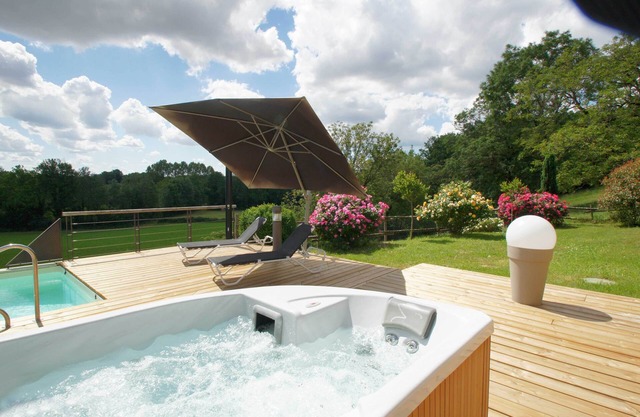 Charming gîte with heated pool and spa near the Marais Poitevin