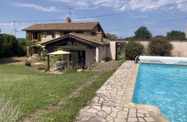 Charming property with pool on the border of Burgundy, near the Loire