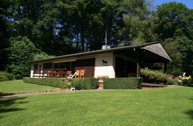 Charming house with terrace and large wooded garden - private residential estate