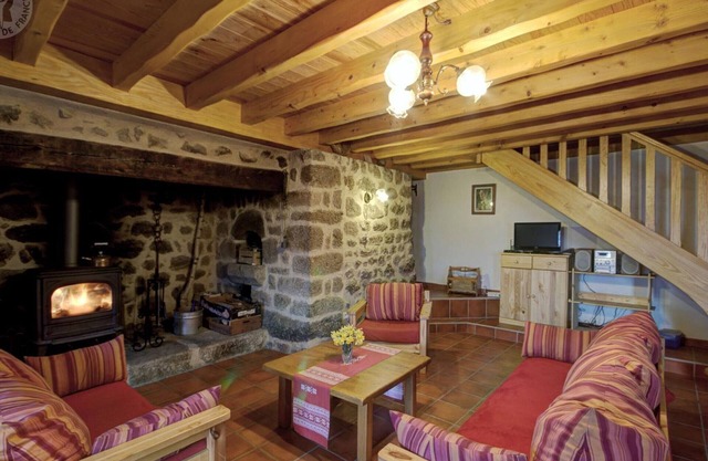 Charming Cottage with Fireplace, Enclosed Terrace, Near Nature Trails, Pet-Friendly