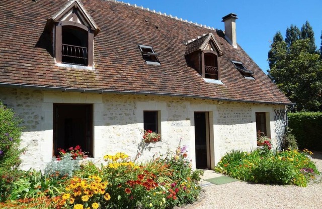 Charming Normandy Cottage: Spacious Garden, Fireplace, Enjoy Nature, Near La Perrière, Pet-Friendly