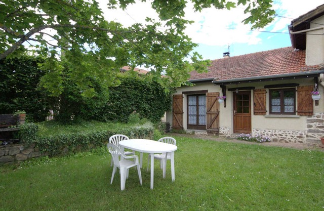 Charming Cottage: Fireplace, Terrace, Play Area, Near St-Galmier