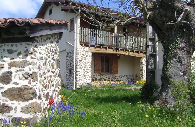Charming cottage with fireplace, balcony and garden in St-Médard-en-Forez