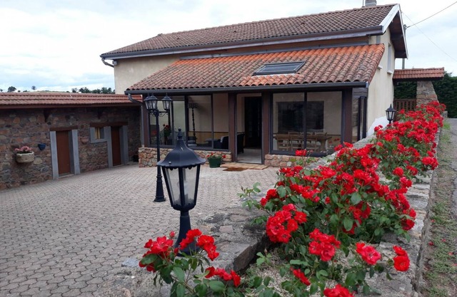 Charming 2-BR Cottage with Garden, Near Roanne – Nature, Comfort & Panoramic Views