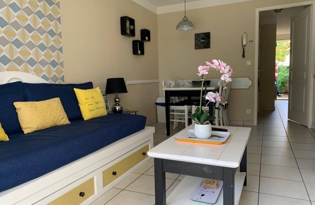 Charming T2 ground floor with heated pool