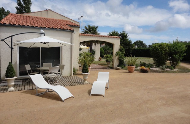 Charming cottage for your vacation, calm near the sea, large beach. Proxi Les Sables.