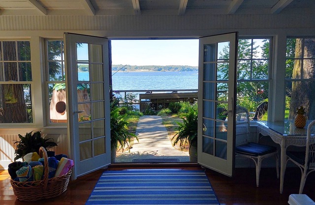 Charming Frank Lloyd Wright Gale Cottage-Very Few Steps-Beach, Yard, Dock & Deck