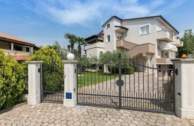 Charming Fully-Equipped One-Bedroom Apartment Near the Beach in Poreč's Prime Location