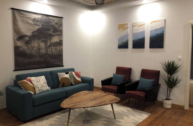 Charming, fully renovated apartment close to all amenities.
