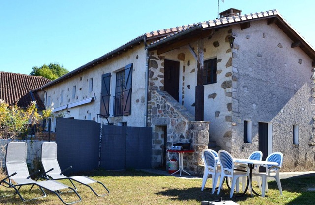Charming Gîte: Enchanting Renovated Loft, Baby-Friendly, Private Garden W/Close Attractions