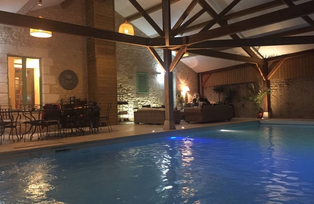 Charming gîte Indoor pool Medieval town