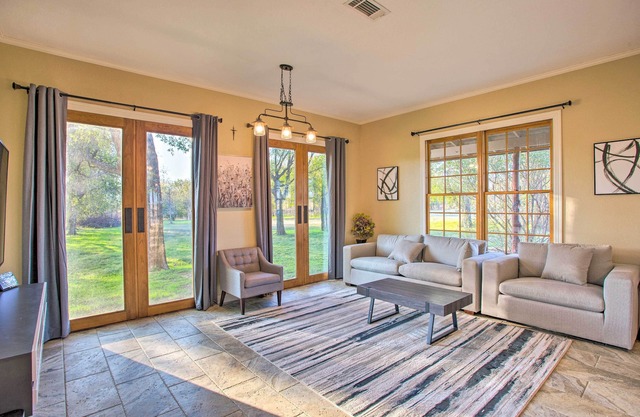 Charming Gainesville Retreat: Barn, Horses Welcome