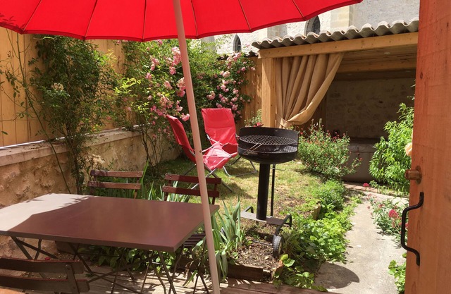 Charming gite "Le Petit Logis" with garden and jacuzzi for 2 to 5 people.