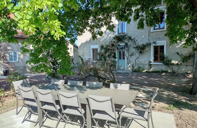 Charming Gîte with Garden, Jacuzzi, and Sauna in Neulise