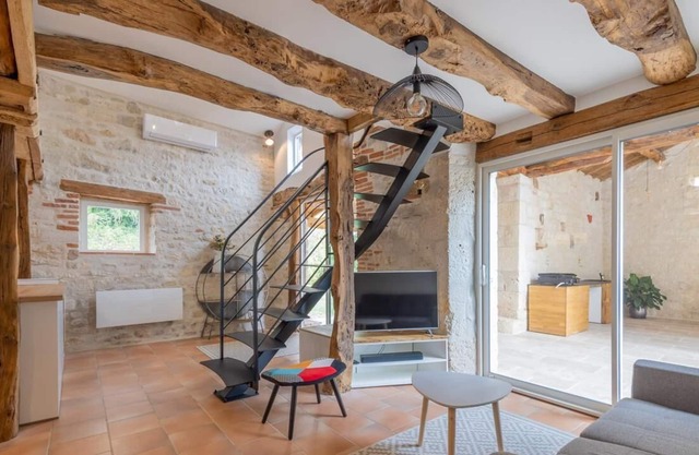 Charming gite with whirlpool bath and swimming pool amidst vineyards