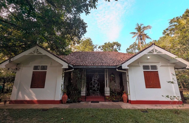 Charming Greenacres Bungalow w/Pool & Lush Garden – Ideal for Relaxing Getaways