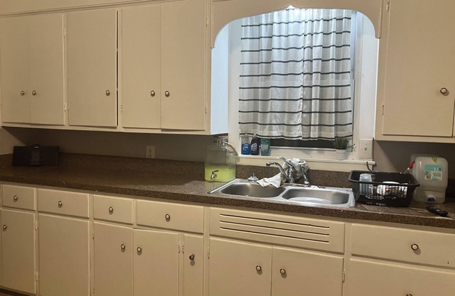 Charming Ground floor 2-bedroom apartment with WiFi, AC in tranquil Glens Falls