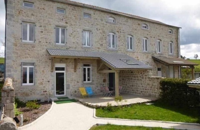 Charming Ground-Floor Cottage with Walled Courtyard in Scenic Hiking Area