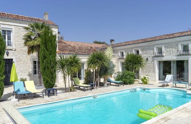 charming guest room with swimming pool, 4 * classified garden in the heart of the village