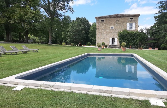 Charming house in a beautiful wooded park/outbuilding/protected swimming pool