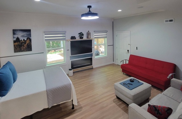 Charming Hideaway 1br apartment 3mi to UGA, Huge Deck w/BBQ,HotTub,Fire Pit, TV