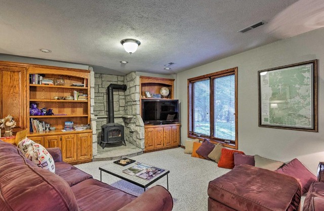 Charming Hideaway with Patio 3 Mi to Kansas State!