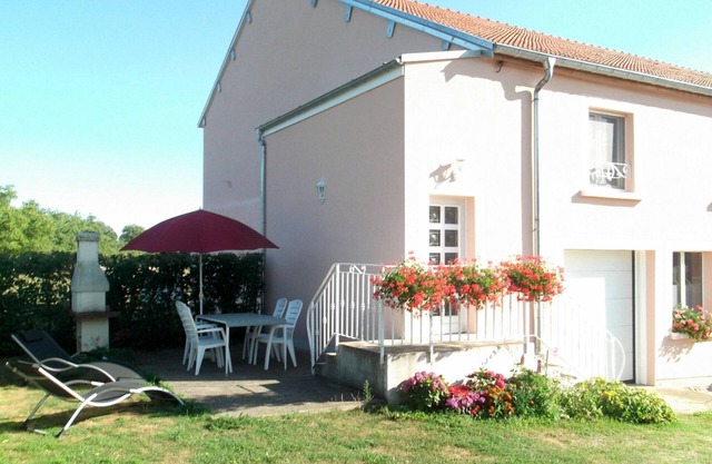 Charming Historic Apartment with Terrace, Near Hiking Trails and Horses, Choiseul