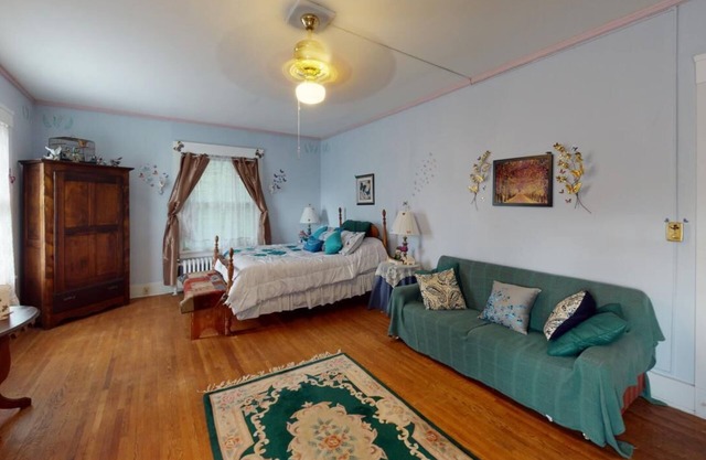 Charming, Historic bed & breakfast in awesome Wausau with WiFi, AC & parking