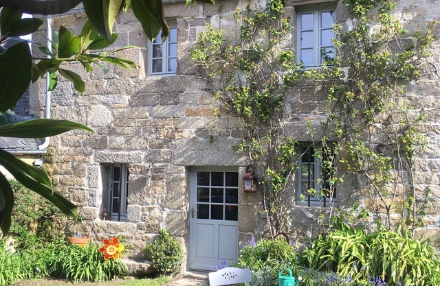 Charming historic house built in 1687, walking distance to port and small beach