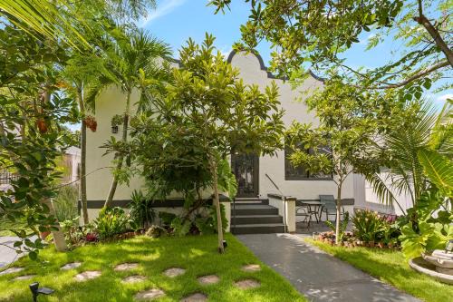Charming Home Close To Beaches & Downtown