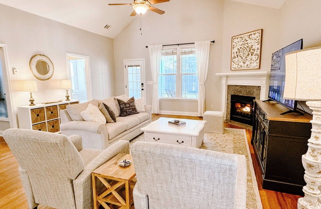 Charming Home - Near Champions Retreat